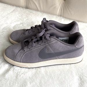 Nike- Women’s size 7